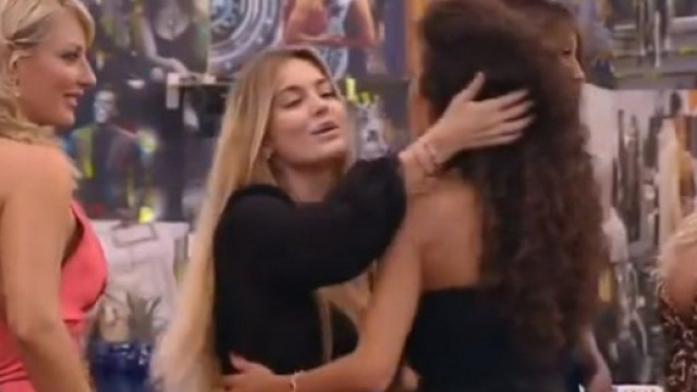 GF Vip, Raffaella e Sophie contro Davide, Codegoni: 'A me lui non piace a pelle'.