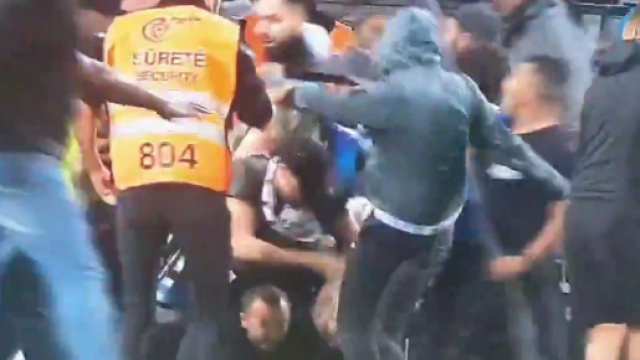 Les supporters de l'OM descendent sur la pelouse pour en découdre avec les Angevins - Source : capture d'écran, Twitter @LaMinute_OM