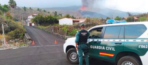 Los servicios de emergencia recomiendan evitar circular por zonas cercanas al volcán de La Palma. (Twitter, guardiacivil)