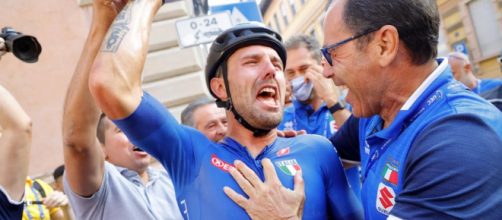 Sonny Colbrelli festeggiato per il successo agli Europei.