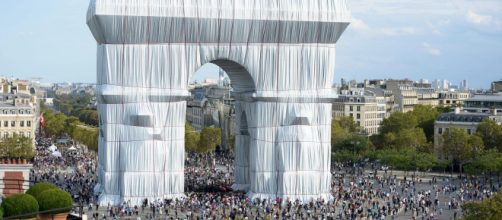 L'Arc de Triomphe Wrapped (Image source: Christo and Jeanne-Claude Foundation)
