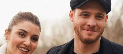 Love is in the Air, Kerem Bürsin ha parlato della sua relazione con Hande Erçel a Verissimo.