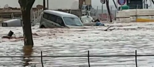 Un coche siendo arrastrado por el agua (Antena 3)