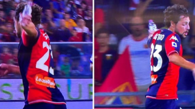 Mattia Destro marque avec une bouteille d’eau à la main (capture YouTube et montage photo)