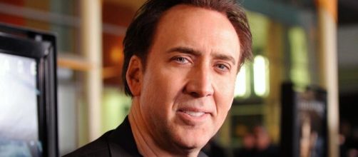 Nicolas Cage, ubriaco e molesto, scambiato per un senzatetto.