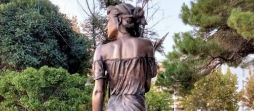 Sapri, polemiche per la statua della spigolatrice: 'Troppo osé'.