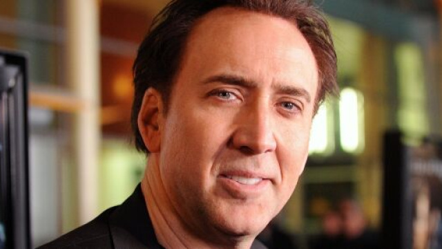 Nicolas Cage, ubriaco e molesto, scambiato per un senzatetto.
