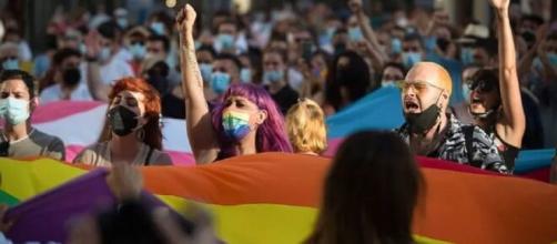 El colectivo mostró su apoyo a la mujer transgénero agredida en Palencia (@FELGTB)