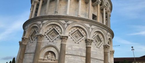 Drone va a finire sulla Torre di Pisa: denunciato un turista francese.