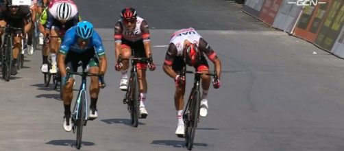 La volata della prima tappa del Giro di Sicilia: Molano rimonta su Albanese.