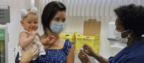 Filha da atriz Talita Younan rouba a cena durante vacinação (Reprodução/Instagram/@talitayounann)