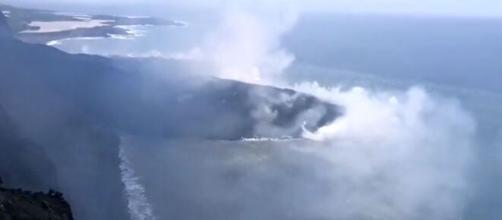 La lengua de lava del volcán de La Palma alcanzó el Atlántico formando un enorme delta (Twitter/@involcan)