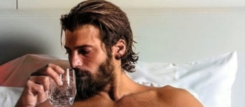 Can Yaman si fa massaggiare da belle ragazze in una pausa dagli scatti fotografici.