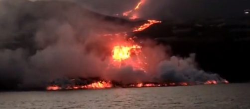 La lava del volcán llega al mar (Televisión Canaria)