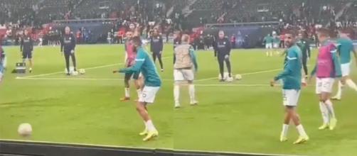 Mahrez pris à partie par des fans du PSG en Ligue des champions. (crédit Twitter)