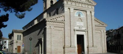 Pescara: incitano i fedeli a togliersi la mascherina in chiesa, interviene la polizia.
