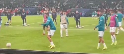 Mahrez pris à partie par des fans du PSG en Ligue des champions. (crédit Twitter)