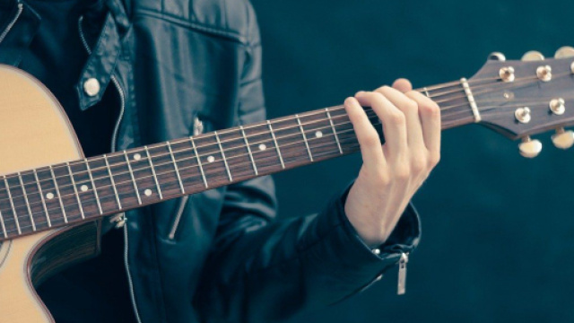 Nel mondo si vendono più chitarre rispetto al passato. Foto di Firmbee da Pixabay.