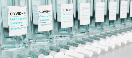 Fiale di vaccino Covid. Immagine da Pixabay