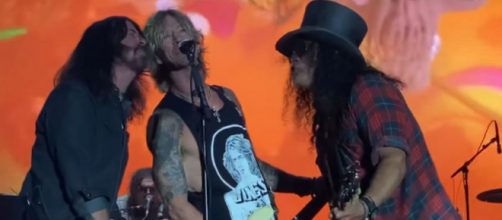Guns N'Roses: Dave Grohl sale sul palco durante il concerto ma gli organizzatori staccano la corrente.