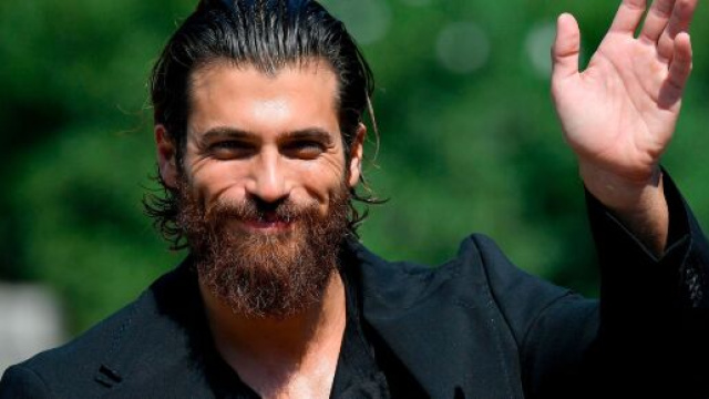 Can Yaman a Venezia: complicità sul red carpet con l'israeliana Moran Atias.