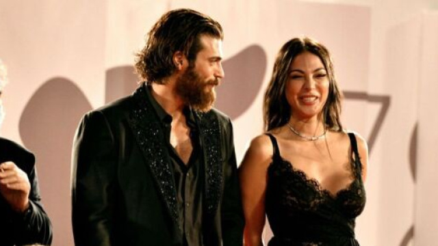Can Yaman, dopo l'addio con Diletta Leotta si parla di sguardi e sorrisi con Moran Atias.