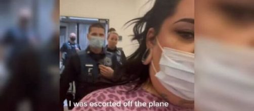 La mujer rapera Fat Trophy Wife, siendo escoltada por la policía a la salida del avión. (Tik Tok/ @fattrophywife)