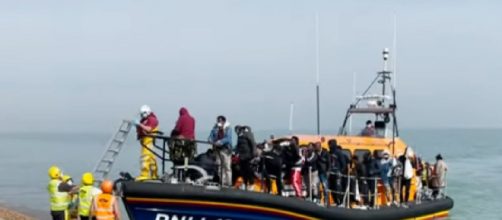 Record number of migrants try to cross Channel to UK (Image source: The Sun/YouTube)