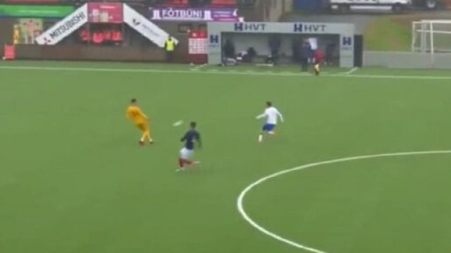 La maladresse d'Illan Meslier qui donne un but cadeau aux Îles Féroé (capture YouTube)