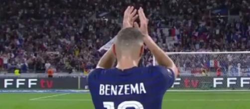 Karim Benzema saluant le public de Lyon (capture TF1)