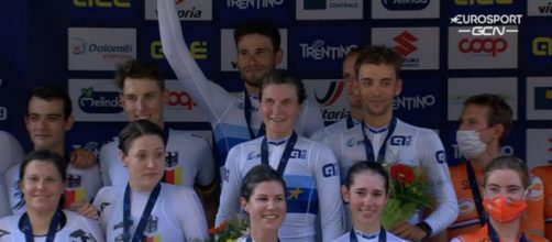 Gli azzurri sul podio della staffetta mista dei Campionati Europei di ciclismo.