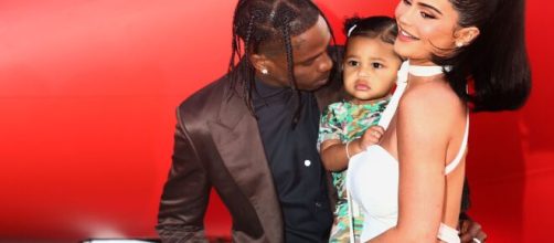 Kylie Jenner, Travis Scott e la loro primogenita Stormi.