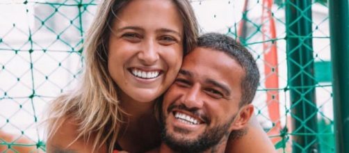 Tati Dias e jogador Júnior Saldanha anunciam gravidez (Reprodução/Instagram/@jrsaldanhaftv)