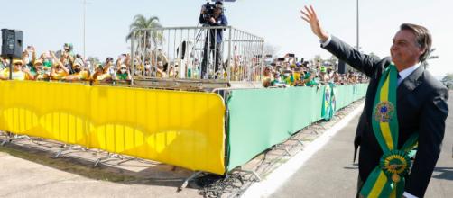Bolsonaro acena no Dia da Independência do Brasil (Alan Santos/PR)