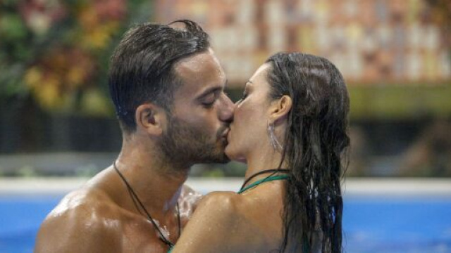 Polemica GF Vip 6, il quadro del bacio Gregoraci-Pretelli fa infuriare i fan: 'Vergogna'.