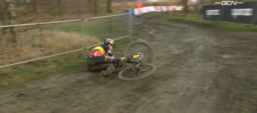 La caduta di Wout Van Aert nella gara di ciclocross di Baal.