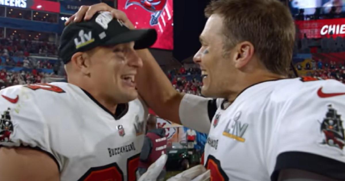 Tom Brady clinches another all-time completion mark, helps buddy Gronk ...