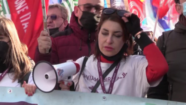 Duecento lavoratori hanno sfilato in corteo dal Colosseo a piazza Santi Apostoli: "Il lavoro é un diritto"