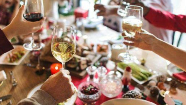 Les fêtes de fin d'année font souvent prendre du poids aux Français - Source : Twitter