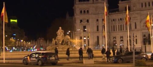 Un hombre borracho se coló en la fuente de Cibeles (Captura de Telemadrid)