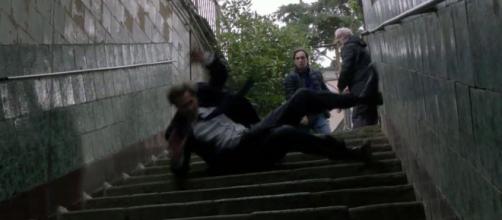 Un posto al sole, Alberto (Maurizio Aiello) cade rovinosamente per le scale.