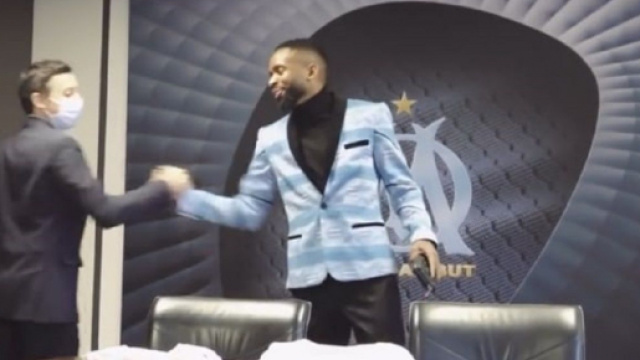 La poignée de main entre Pablo Longoria et Cédric Bakambu fait le buzz (capture YouTube)