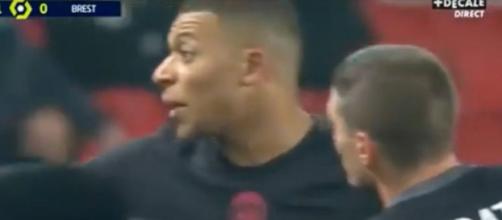 Kylian Mbappé en colère après les arbitres de PSG-Brest. (crédit YouTube)