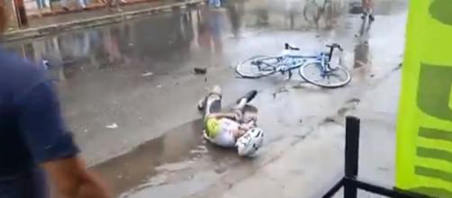 Ciclismo, Vuelta al Tachira: grave caduta coinvolge diversi ciclisti (video).