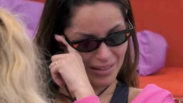 Grande Fratello Vip, Delia in lacrime lascia Alex dopo un aereo per Soleil: 'È finita'.