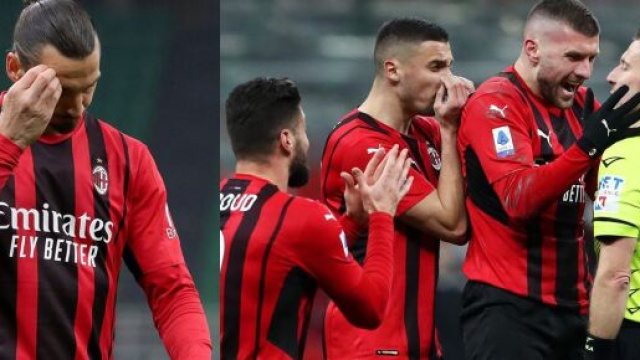 Les joueurs du Milan AC avec l'arbitre