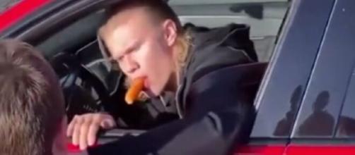 Erling Haaland signe des autographes en mangeant une carotte - Source : capture d'écran, Youtube
