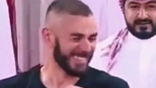 Benzema ne comprend rien à un chant arabe et part en fou rire - Source : capture d'écran, Youtube