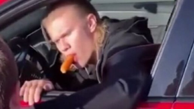 Erling Haaland signe des autographes en mangeant une carotte - Source : capture d'écran, Youtube