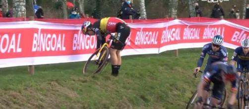 Wout Van Aert costretto a fermarsi nella gara di ciclocross di Hulst.
